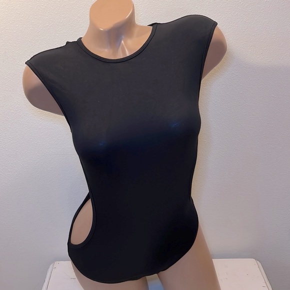 SHEIN Bodysuit With Side Cut Outs - Picture 2 of 6